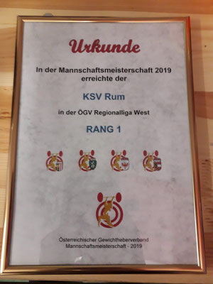 Übergabe Urkunde an den KSV-Rum (Sieger Regionalliga 2019)