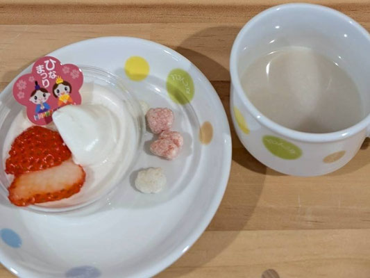 いちごムースとひなあられ