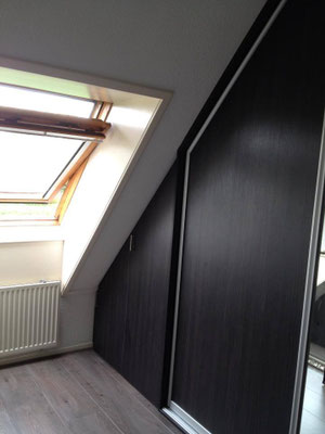 schuine kast met draaideuren en schuifdeuren