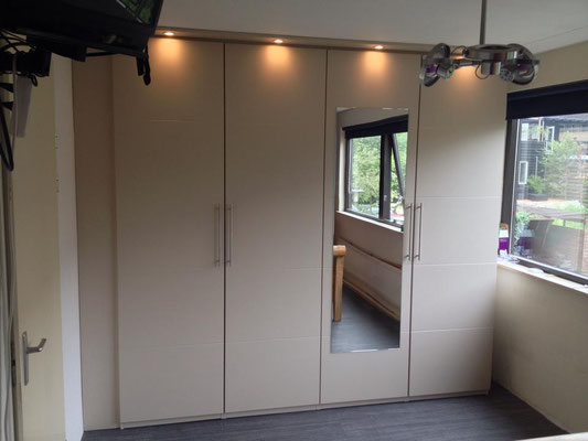 maatskast met speigel