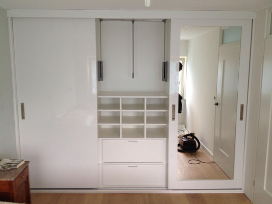 Hoogglans schuifdeurkast