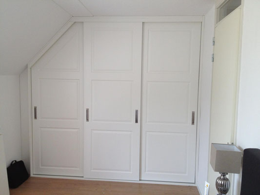 schuifdeurkast met klassieke deuren