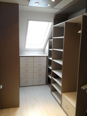 inloopkast onder schuin dak