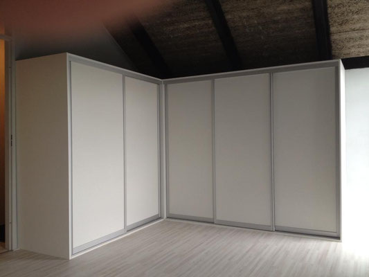 hoekkast met schuifdeuren