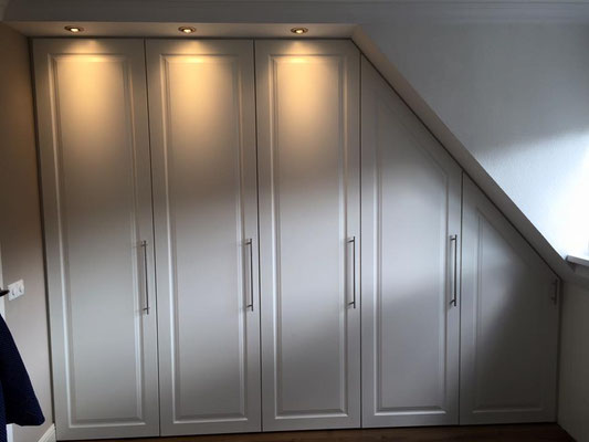 draaideurkast met klassieke deuren