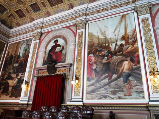 Aux murs de cette salle du tribunal, les tableaux représentent l'organisation de la société (Architecture et Bâtiment, Agriculture, Industrie, Loi et Justice)
