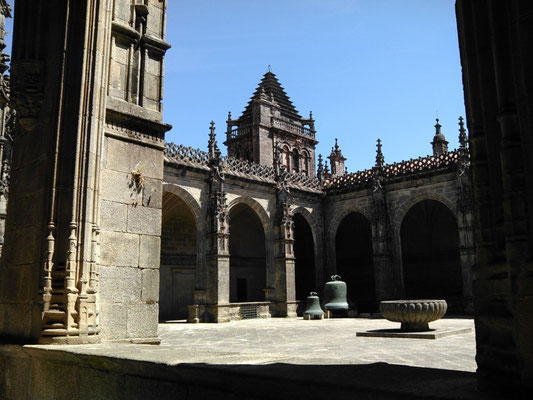 Le cloître, dominé par la tour du Trésor, avec le bassin en pierre "fons mirabilis"