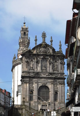 L'église des Clercs avec sa célèbre tour juste derrière, l'un des plus célèbres monuments et l'édifice le plus élevé de Porto