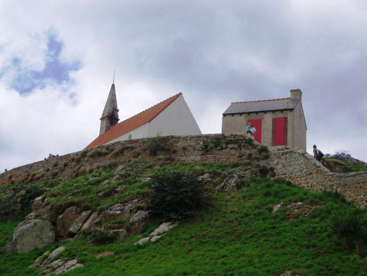 La chapelle Saint-Michel à 33 m au-dessus du niveau de la mer, peinte en blanc et couverte de tuiles rouges, elle sert d'amer (point de repère pour les navigateurs)