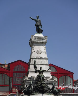 La statue de l'Infant Dom Enrique, le prince navigateur, tout près du marché Ferreira Borgès et du Palais de la Bourse .... que l'on admirera plus loin !