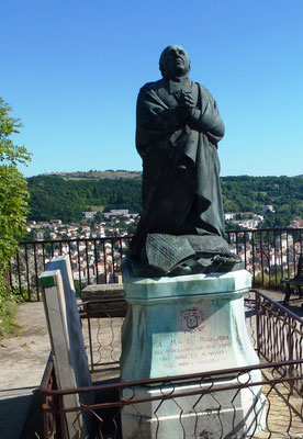 Statue dédiée à Monseigneur de Morlhon, initiateur de la statue Notre-Dame de France