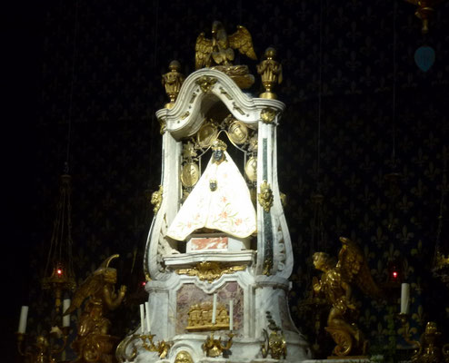 La Vierge noire, statue du XVIIème, objet de nombreux pèlerinages au cours des siècles, trône sur un maître-autel baroque