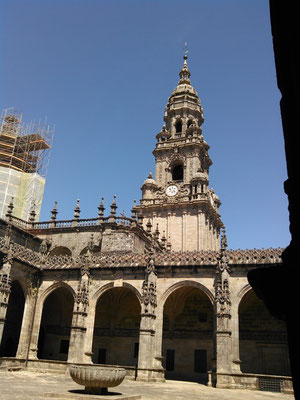 autre vue du cloître avec la tour de l'Horloge haute de 75 mètres,  qui ferme le portique de "Las Platerias"