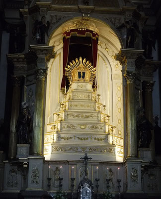 Intérieur de l'église Dos Congregados, tout près de la Place de la Liberté : un magnifique autel