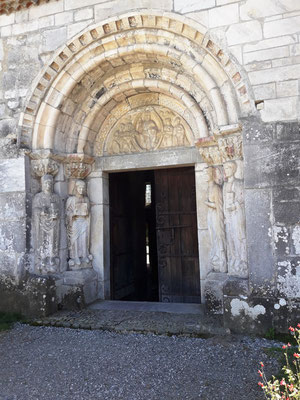 Le portail, dont le tympan s'orne d'un Christ en majesté encadré par 4 statues représentant St Just, St Pasteur, St Etienne et peut-être Ste Hélène