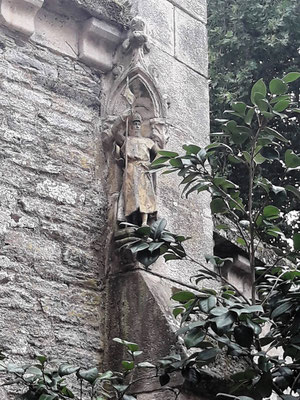 statue sur le mur à l'entrée du château