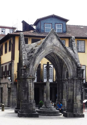 Le "Padrao do Salado" édicule gothique avec 4 arcs en ogive, commémorant la bataille de Salado contre les Maures