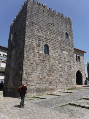 Avant d'arriver à la cathédrale nous passons devant cette imposante tour carrée du XIVème siècle