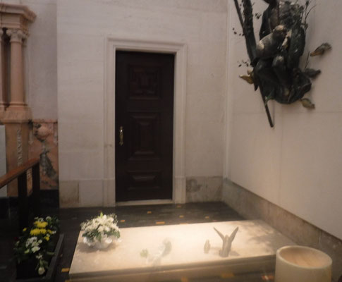 Tombe du petit voyant Francisco, décédé le 4/4/1919 et, au-dessus, statue du sculpteur José Rodrigues, bénie par le pape Jean-Paul II le 13 mai 2000