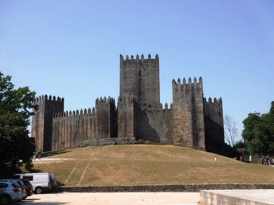 le château du Xème siècle avec son donjon de 30 m de haut