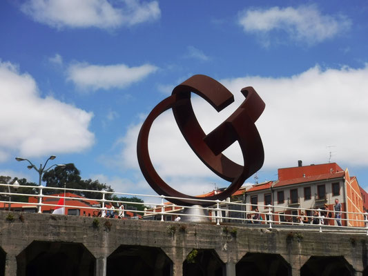 En face de l'hôtel de ville, sculpture de Jorge Oteiza "Variante ovoide de la desocupacion de la esfera" (2002)