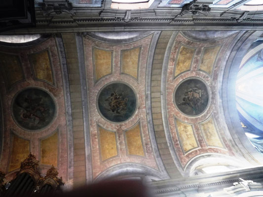 le plafond de l'église, décoré de peintures