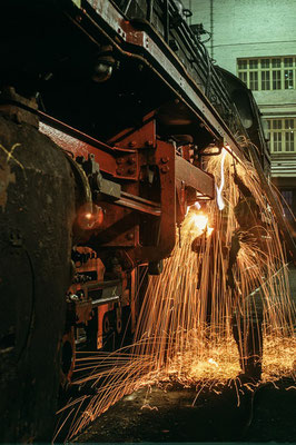 Schweißarbeiten im Ausbesserungswerk Brg 1970  I  Copyright by Stiftung Eisenbahn Archiv Braunschweig