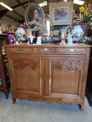 ancienne commode sculptée en merisier lg 1m40 pf 53 cm ht 1m17