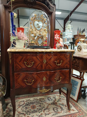 commode ancienne bombée en marqueterie  lg 93cm pf 46 cm ht 85 cm
