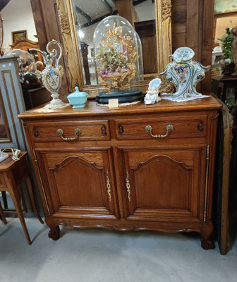 commode en chêne lg 1m27 pf 49 cm ht 1m06