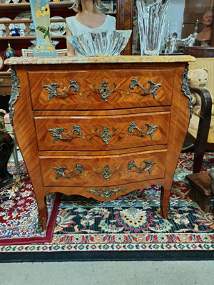 commode à tiroirs style Louis XV lg 84 cm pf 46 cm ht 81 cm