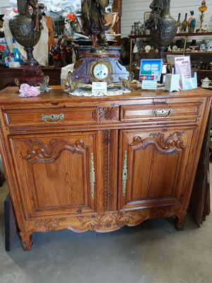 commode ancienne sculptée en pitchpin lg 1m29 pf 48 cm ht 1m10