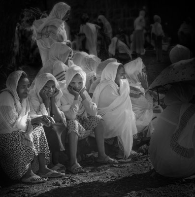 jeunes filles à la messe
