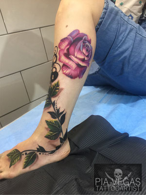 blumenranke rosen tattoo