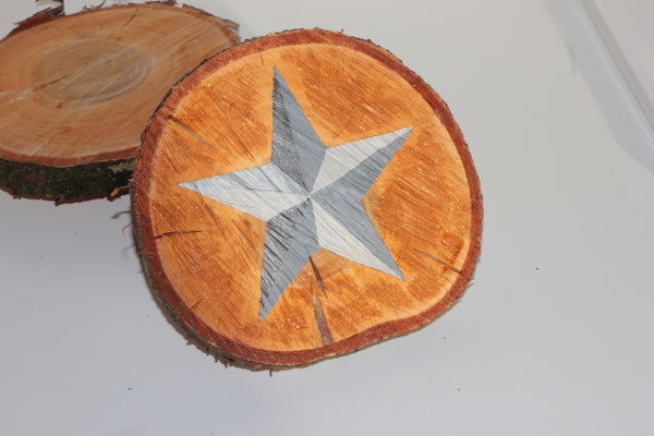 "Weihnachten 2018" Stern auf einer Kirschbaumscheibe Acrylfarbe 