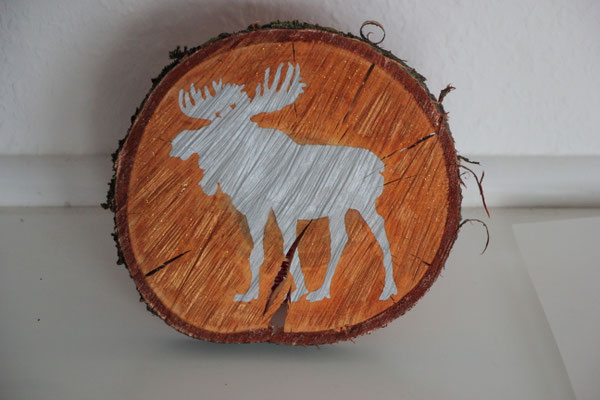 "Weihnachten 2018" Elch auf einer Kirschbaumscheibe Acrylfarbe 