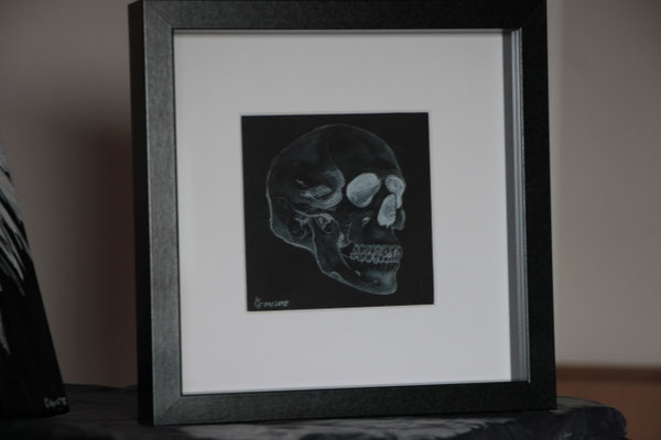 "Totenkopf" Pastellkreide im Bilderrahmen 23x23 cm