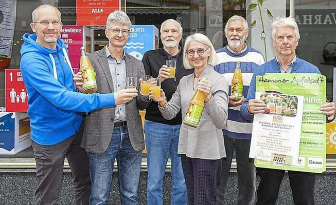 Vertreter von  FUgE und NABU probierten schon den neuen Apfelsaft.