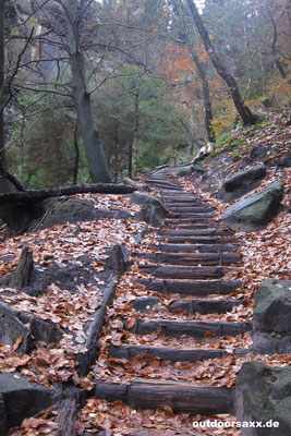 unzählige Stufen führen auf Plateau
