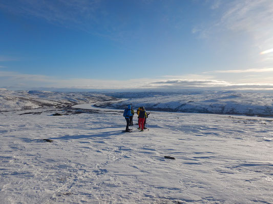 Schneeschuhtour auf norwegischen Hügel