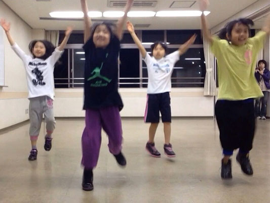 稲毛ッズダンススクール＂Beat nuts＂初級クラスのメンバー、左からメグ、ユカ、ミツキ、コハル、ゴリゴリ踊っています♪