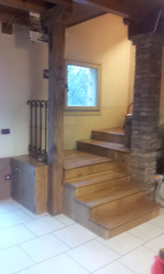 Rivestimento scala e cassettini in rovere