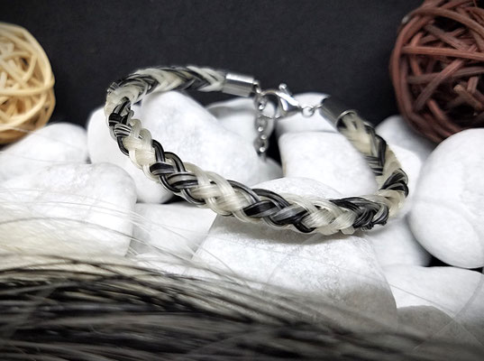 Armband mit Muster von zwei Pferden