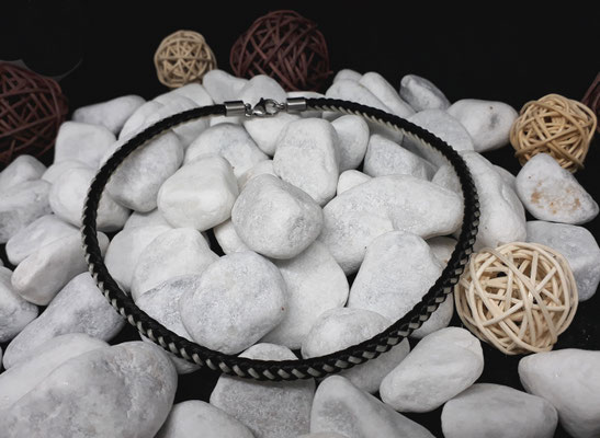 Collier aus 8 Strängen, (eine Seite) schwarz-weiß, mit Edelstahl-Karabinerverschluss - Preis: 59 Euro