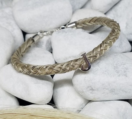Personalisiertes Armband aus eigenem Pferdehaar mit Buchstabe