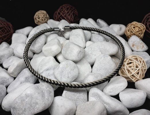 Collier aus 8 Strängen, (andere Seite) schwarz-weiß, mit Edelstahl-Karabinerverschluss - Preis: 59 Euro