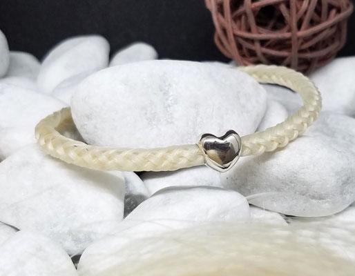 Weißes Armband aus eigenem Pferdehaar