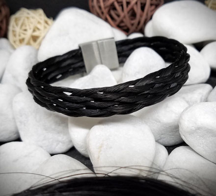 Flach geflochtenes Pferdehaararmband vom eigenen Pferd