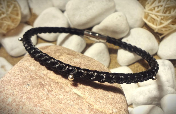 Armband aus Pferdehaar mit kleinen silbernen Perlen