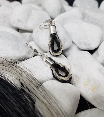 Ohrringe ganz klein, rund geflochten aus schwarzem und weißen Pferdehaar, mit Endkappen und Ohrhänger aus 925er Silber - Preis:  49 Euro